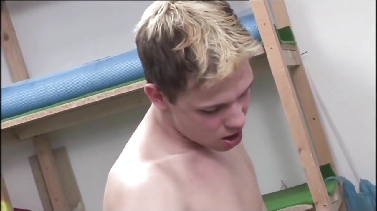 Exklusives video Bareback: Dreier-fick zusammen mit heißen und sexy schwulen, die eifrig nach schwanz sind