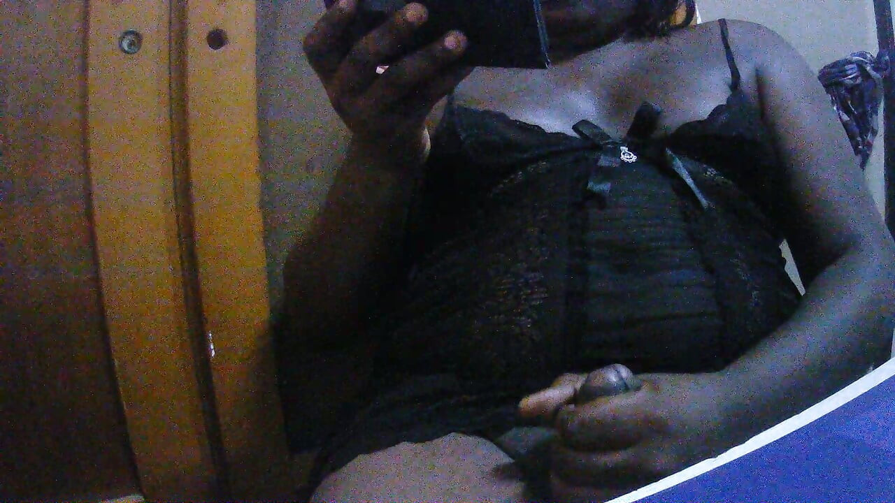 virgem crossdresser mostrando sua bunda e masturbando até porca