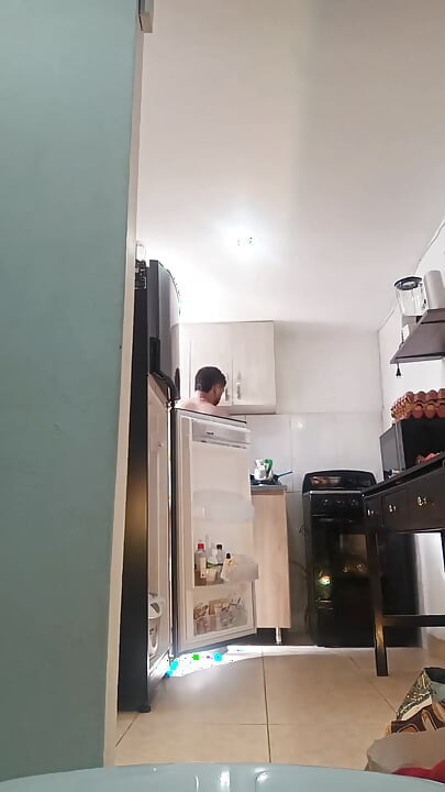 Pogledaj kako organiziram kuhinju i odjeću, ubrzani pokret, goli