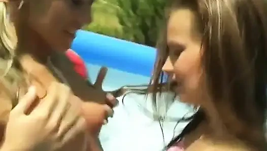 Lesbian bersenang-senang dengan dildo di pesta kolam renang