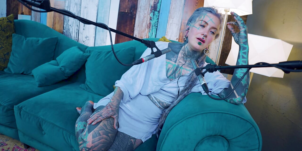 Jeg taler om F - Fear - ASMR podcast SFW taler goth tynd pige dreadlocks tatovering model blæk pige