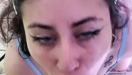 Ateşli kız ağzına boşalana kadar sakso çekiyor