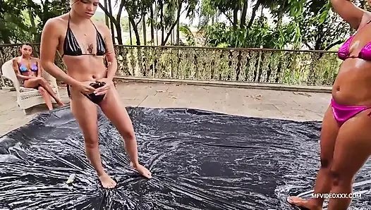 Üç tatlı kızın süper yağ kavgası