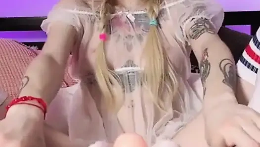 Kleine blondine macht footjob