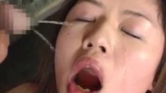 अपमानित जापानी गुलाम लड़की चाटना पेय पेशाब