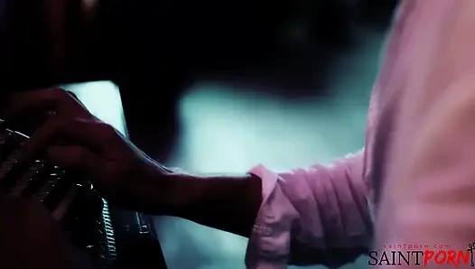 Rebecca More erotik yazarın ereksiyonunun ilham perisi oluyor