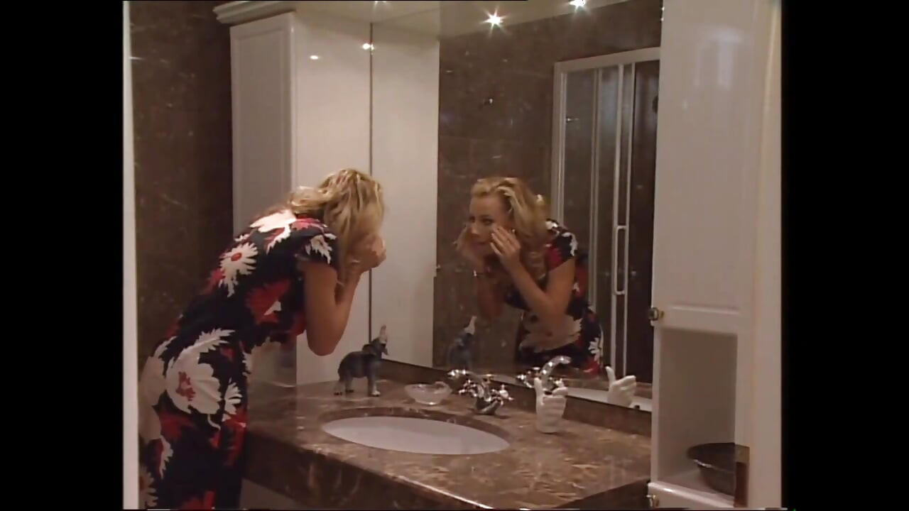 Очень красивую сексуальную грудастую милфу-жену трахнули в задницу и кончили в рот огромным винтажным членом