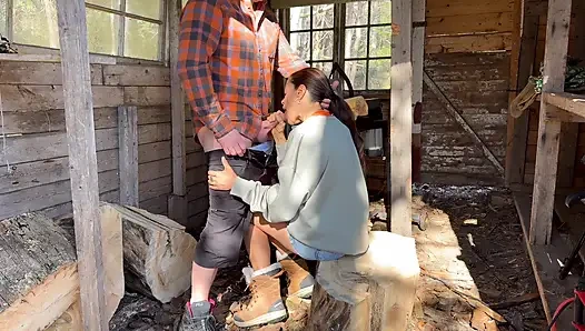 Горячую милфу жестко трахают в задницу на улице и показывают ее истинное лицо анала