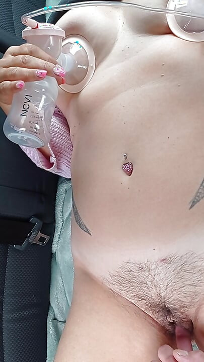 Vingeren op een parkeerplaats met een borstpomp