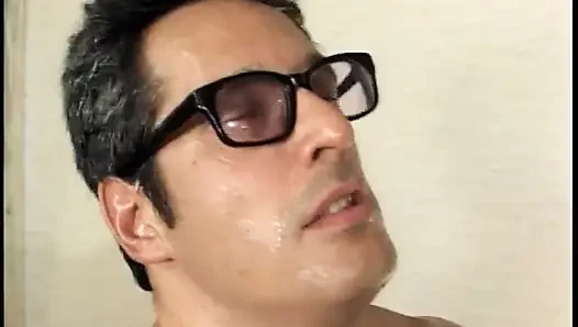 Weißer hengst fickt eine enge schwarze muschi, nachdem er blowjob bekommen hat, dann besahnt er sie