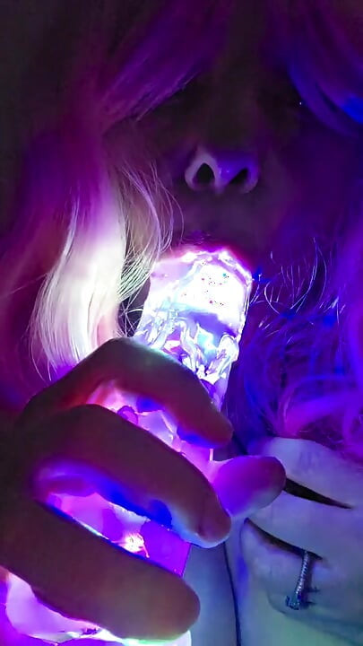 Mere prakaashit dildo ko choosna
