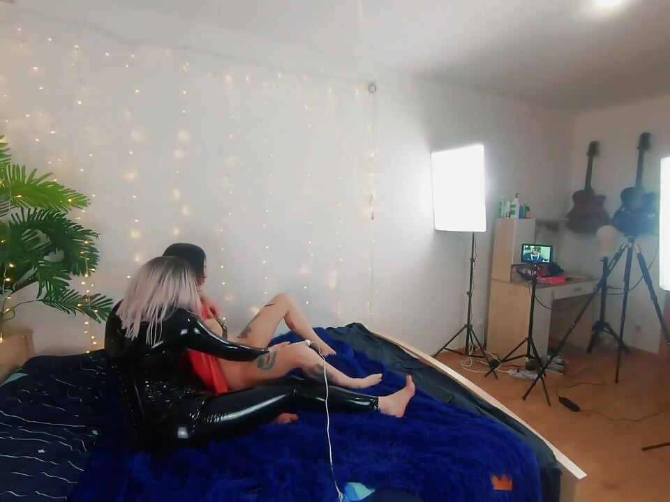 Zákulisí hezkých lesbických fetiš dívek, které dělají sexuální video. Pozitivní femdom, sexuální hra, latexová kůže