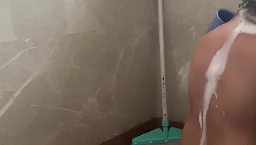 Gadis seksi india lagi mandi sendirian sambil fingering memeknya sendirian