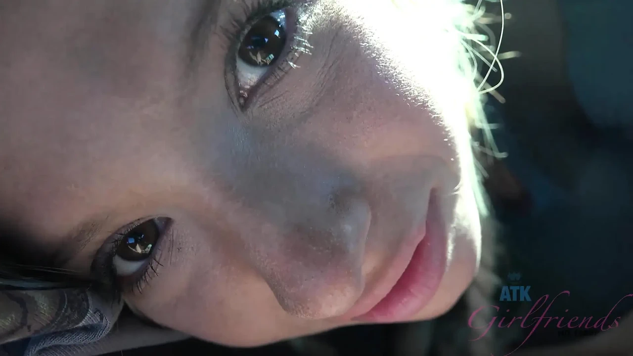 Kenzie Reeves约会和热水浴缸抽烟性感