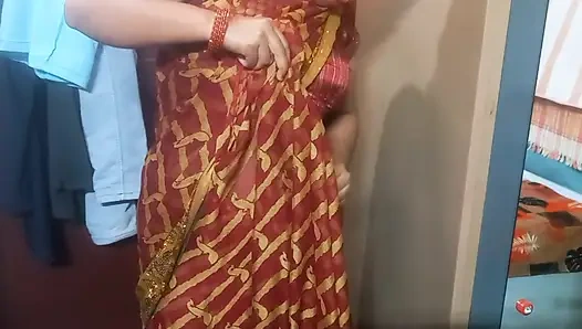 Kırmızı sari içinde çok güzel Hintli yenge