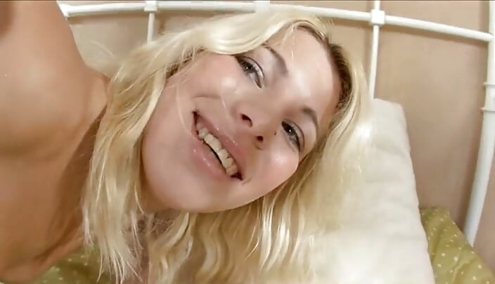 Blond babe elsker stor dildo elsker stor pikk i rumpa