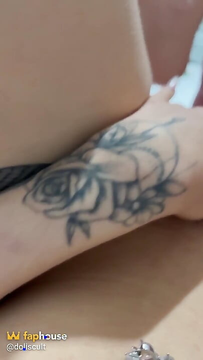 我喜欢在我的假阳具上摩擦我的脚