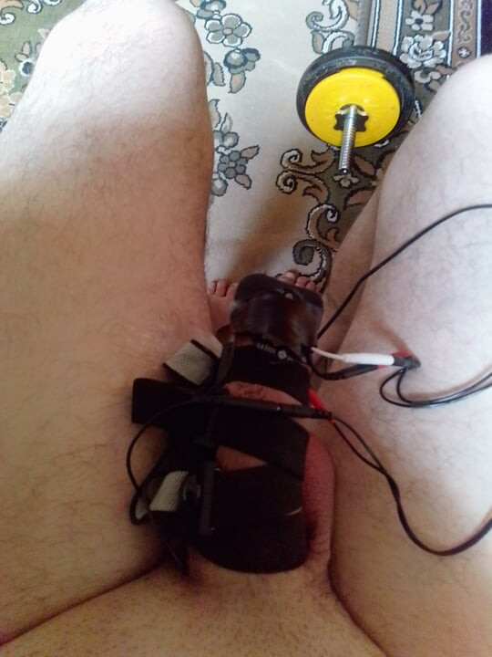 Muito grande esperma eletro. Porra muito poderosa. Dois brinquedos sexuais electro stim.