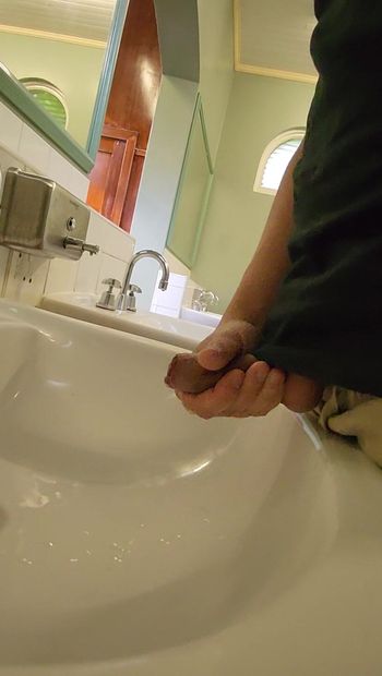 Раковина в общественном туалете и сперма