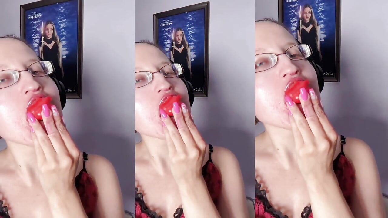 Asmr paprika pepper eating - asmr, kacamata, kemih, lipstik, bibir besar, mulut, makanan, fetish wajah, kuku panjang
