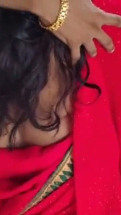 Saree giyen ateşli Hintli karı, koca eve gelince sertçe sikiyor. | Klip 1