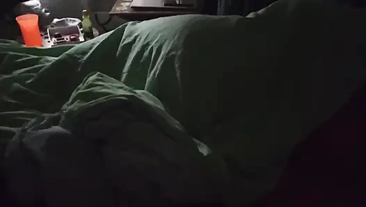 Болезненный старик входит в комнату своей жены и снимает ее на видео