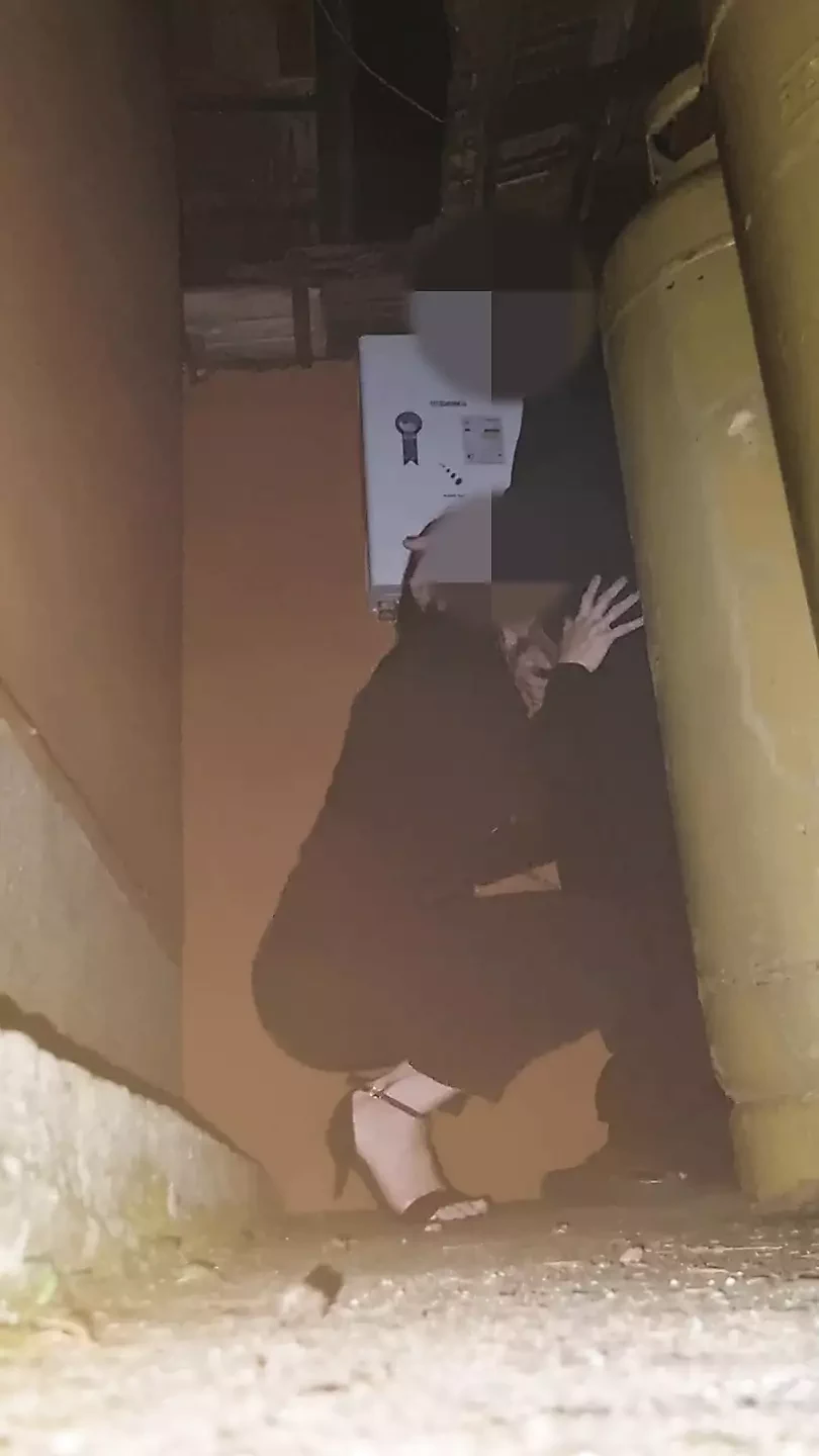 公司年终派对。一个已婚女人跪在角落里吮吸鸡巴。