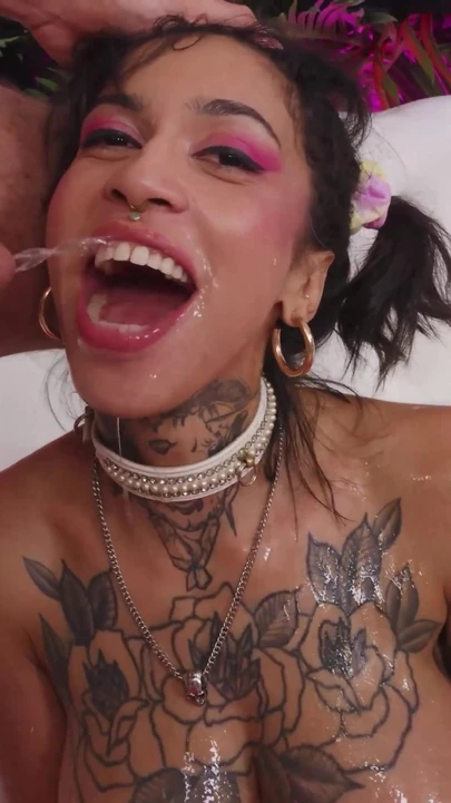 Momento memorável de "Milk-Tank Supermodelo Ravyn Alexa com Nade Nasty!"