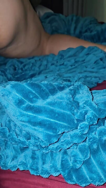 Lagi asik mainin memek muncrat tante seksi latinamilf