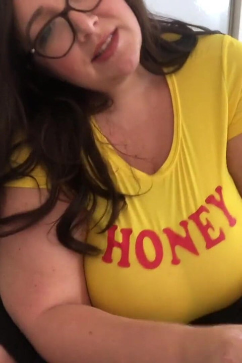 Vollbusige bBW fickt dich in einem engen oberteil