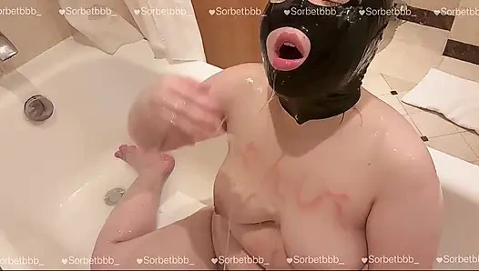 Çıplak Asyalı genç kız küvette yalıyor ve losyon oynuyor