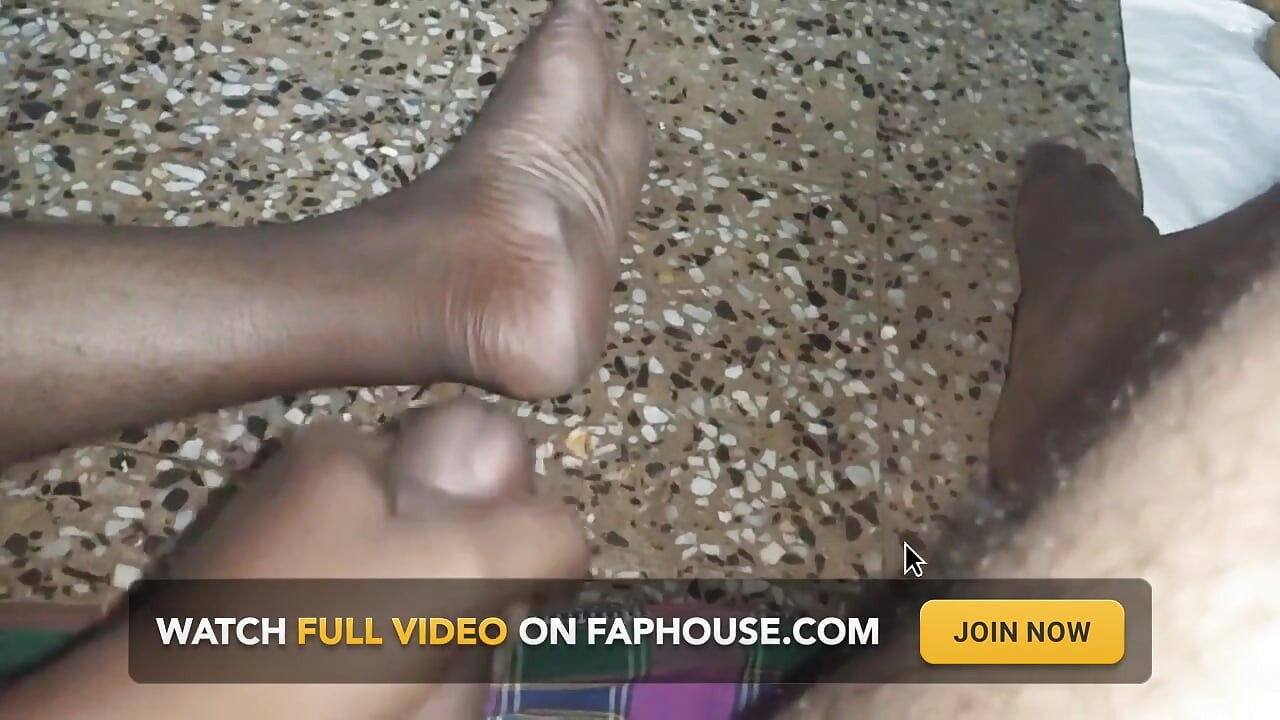 インドのデシ系ガールフレンドがキスとフェラチオをする