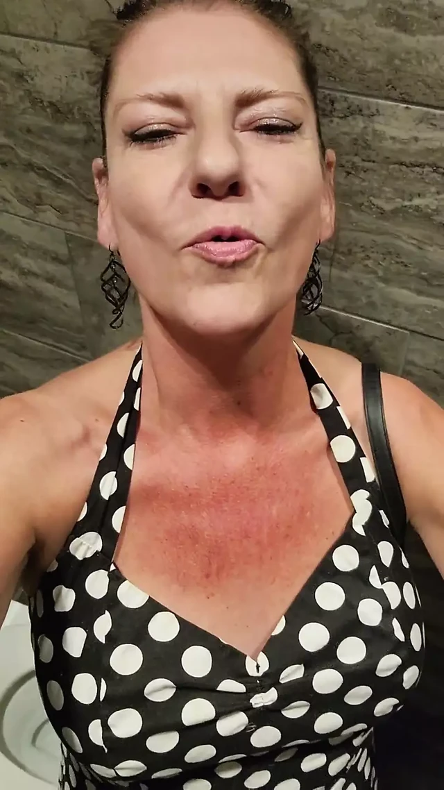 Naughty MILF Sneaks Away From Date to Pee & Play