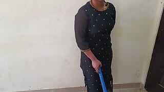 Domorodá panenská služka poprvé čistí sex s majitelem pokoje hindským hlasem