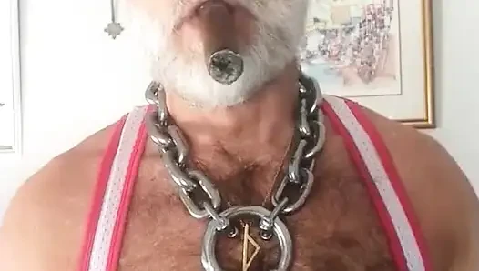 Üvey baba garını aydınlatıyor