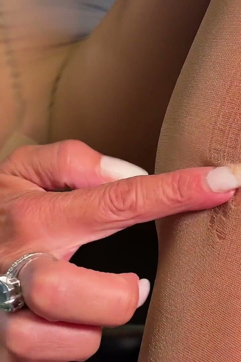 Orta yaşlı seksi kadın Tatiana Steele tüm külotlu çorap hayranları için özel bir video çekiyor