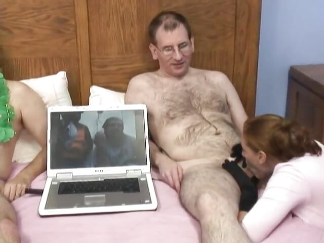 Cara recebendo boquete com a amiga nerd no hotel