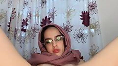 Árabe com hijab em alongamentos usando brinquedos anais