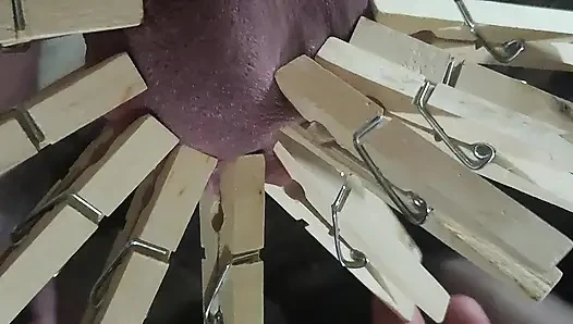 Хорошая девушка и яиц и члена пробует новые булавки в одежде
