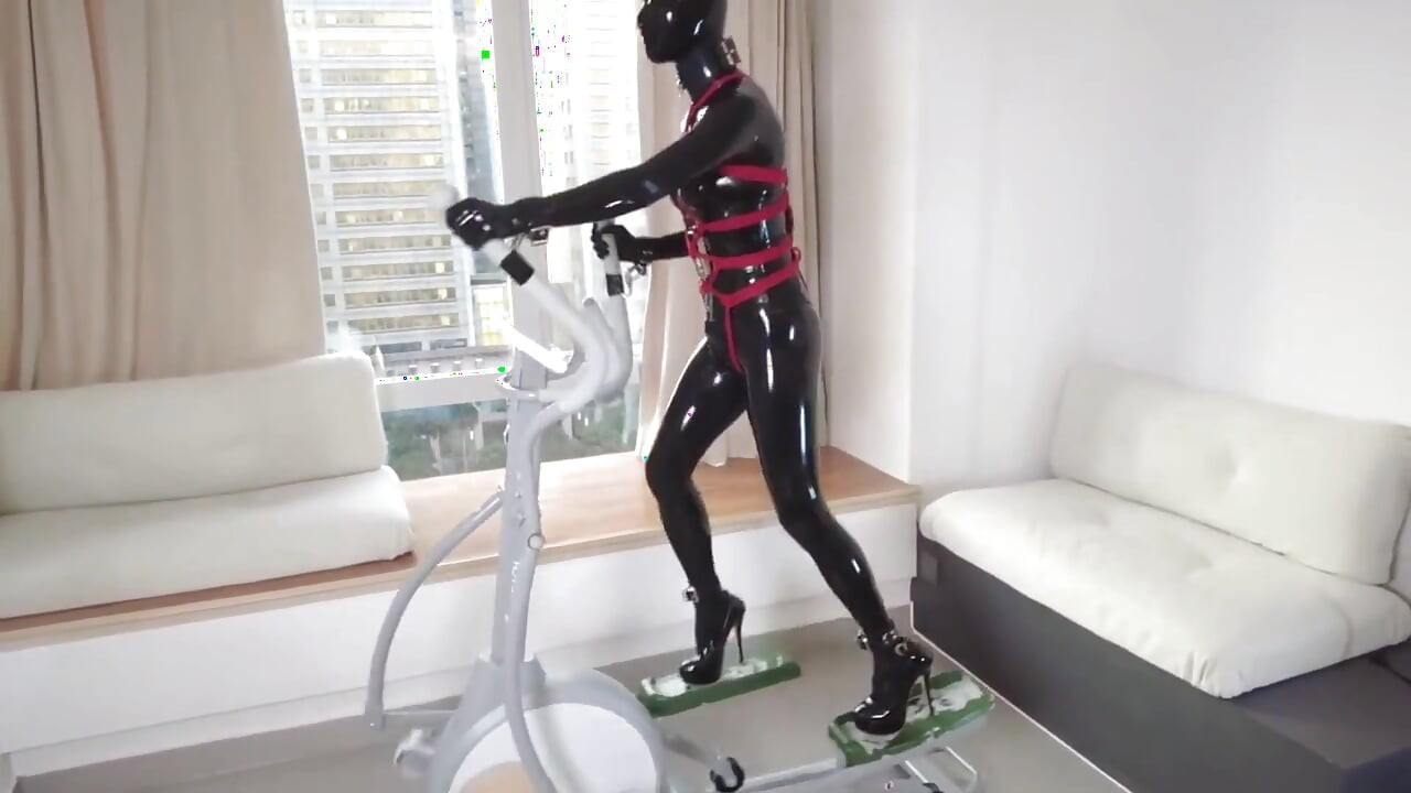 Mz27 - seorang awek terikat dalam lateks berjalan di atas Treadmill
