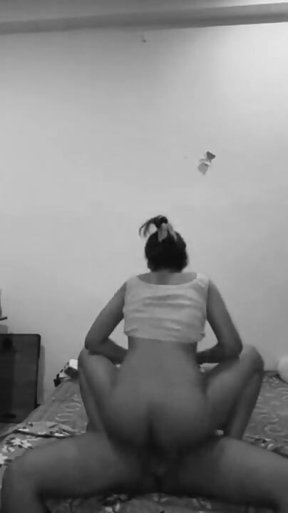 操印度女孩，骑在鸡巴上并射精