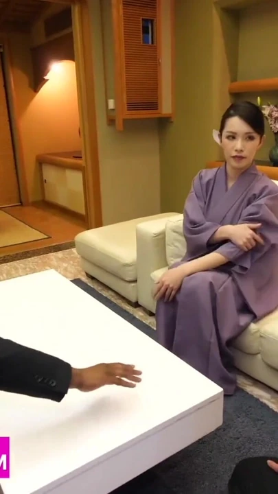 丰满的日本黑屌的巨大奶子在跨人种3P中弹跳 - 日本鸡巴 + 大黑屌抽插她的全部精液 |剪辑 1