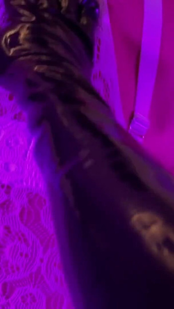 Ključni trenutak iz "Sissy Plugged and Fucked Wide Open"