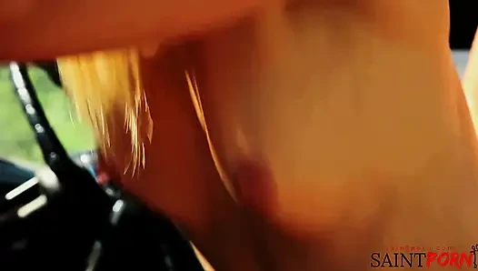 Monique Alexander получает долбежку киски в винтажном мускулистом автомобиле