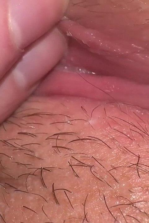 一个女孩坐在摄像机前——排卵期间分泌物最多