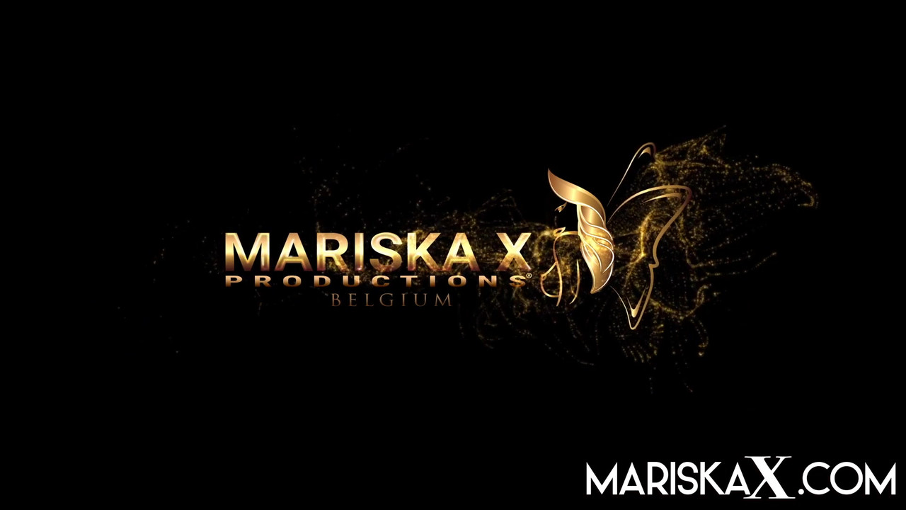 Mariskax mariska被她的丈夫提供给一个大黑鸡巴