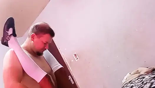 Yakışıklı Adam Zenci Öğrenci Misyoner Pozisyonunda Ve Domalarak Sikişiyor
