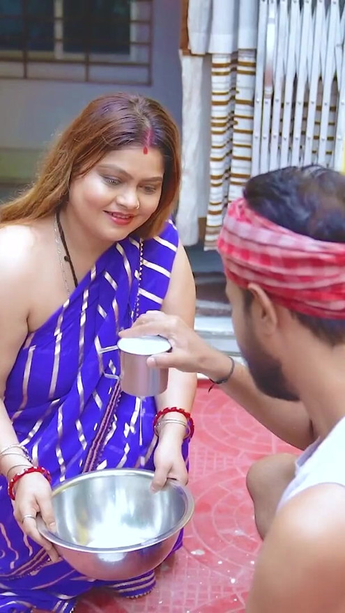 Desi Indian Doodhwala Bhabhi ji Ke Bade Bade Doodh Dekhakar, Doodh se Chodne Laga Part 3 | Clip 1