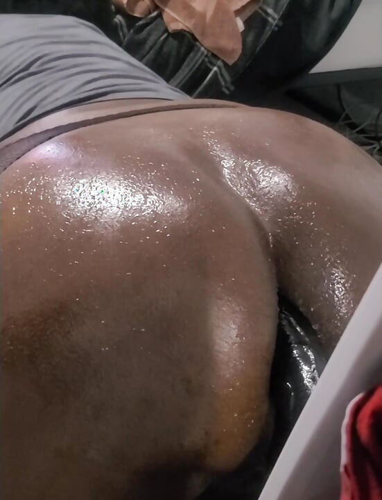 胖乎乎的黑人底部挖直到他喷