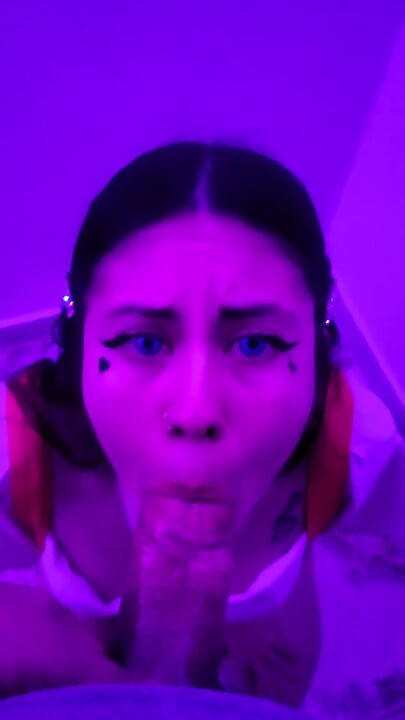 تلميذة جميلة Dherlydoll تعطيني مص عميق لذيذ وقذف قذر في فمها!